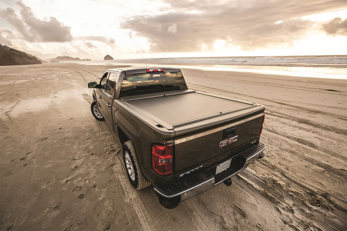 Roll-N-Lock BT109A Locking Retractable A-Series Truck Bed Tonneau Cover for 2008-2016 Ford F-250/F-350 Super Duty; Fits 6.8 Ft. Bed